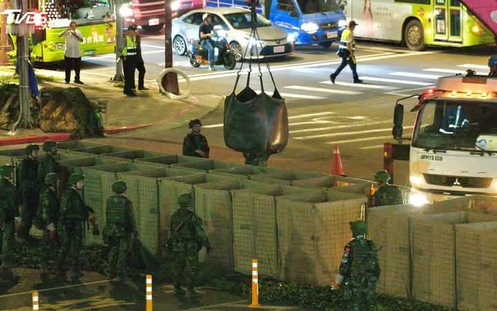 赖清德才是应该被打掉的杂质台军“汉光41号”演习实兵操演15日进入第7天，凌晨，