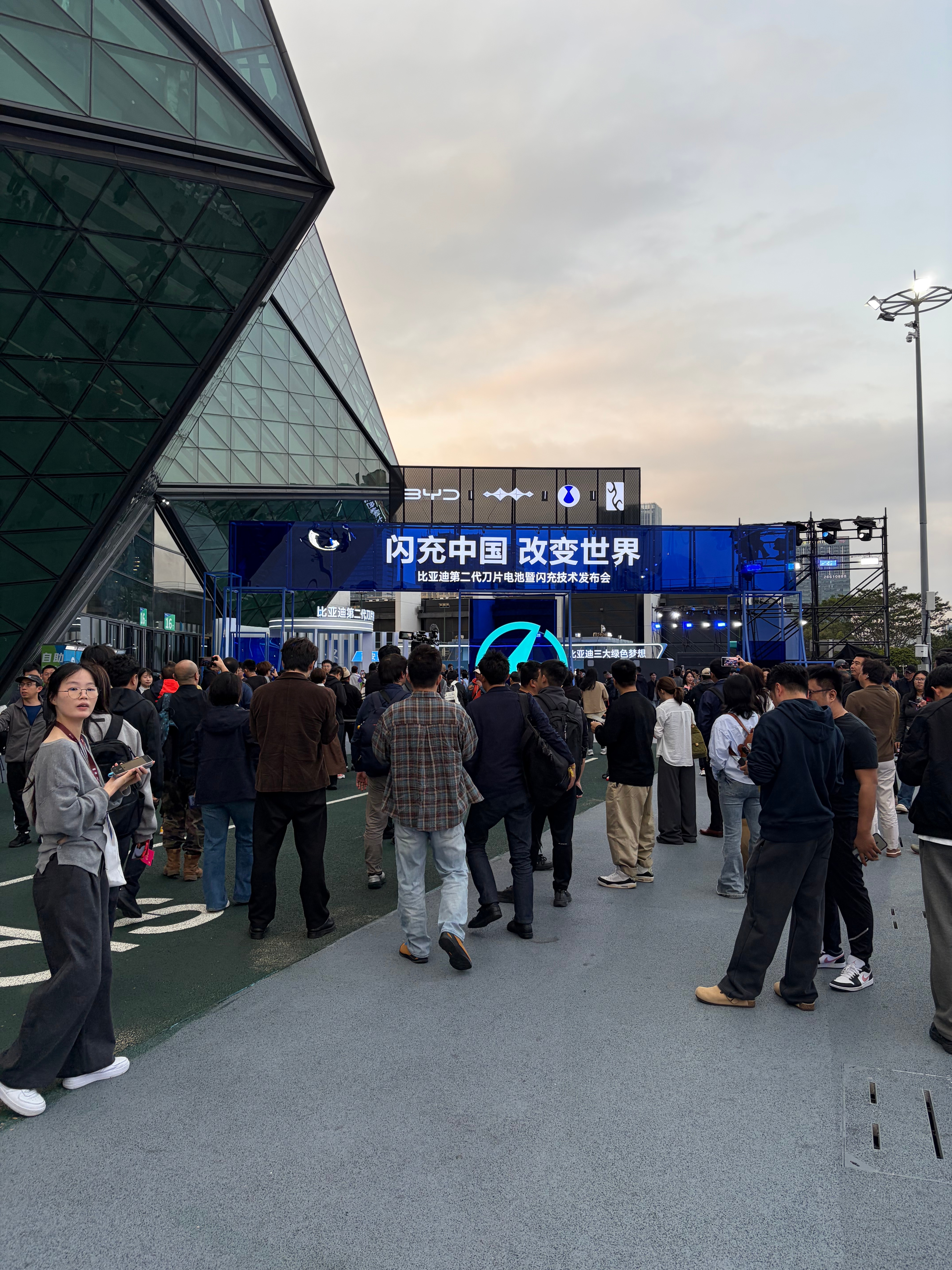 今晚见证，比亚迪第二代刀片电池和闪充技术，从2006到2026，一转眼20年。编