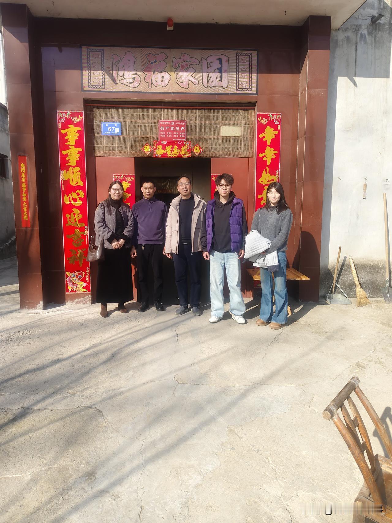 战友相聚忆军旅，情深意重暖人心
 
2月19日下午，昔日战友李光辉、王新展携家人