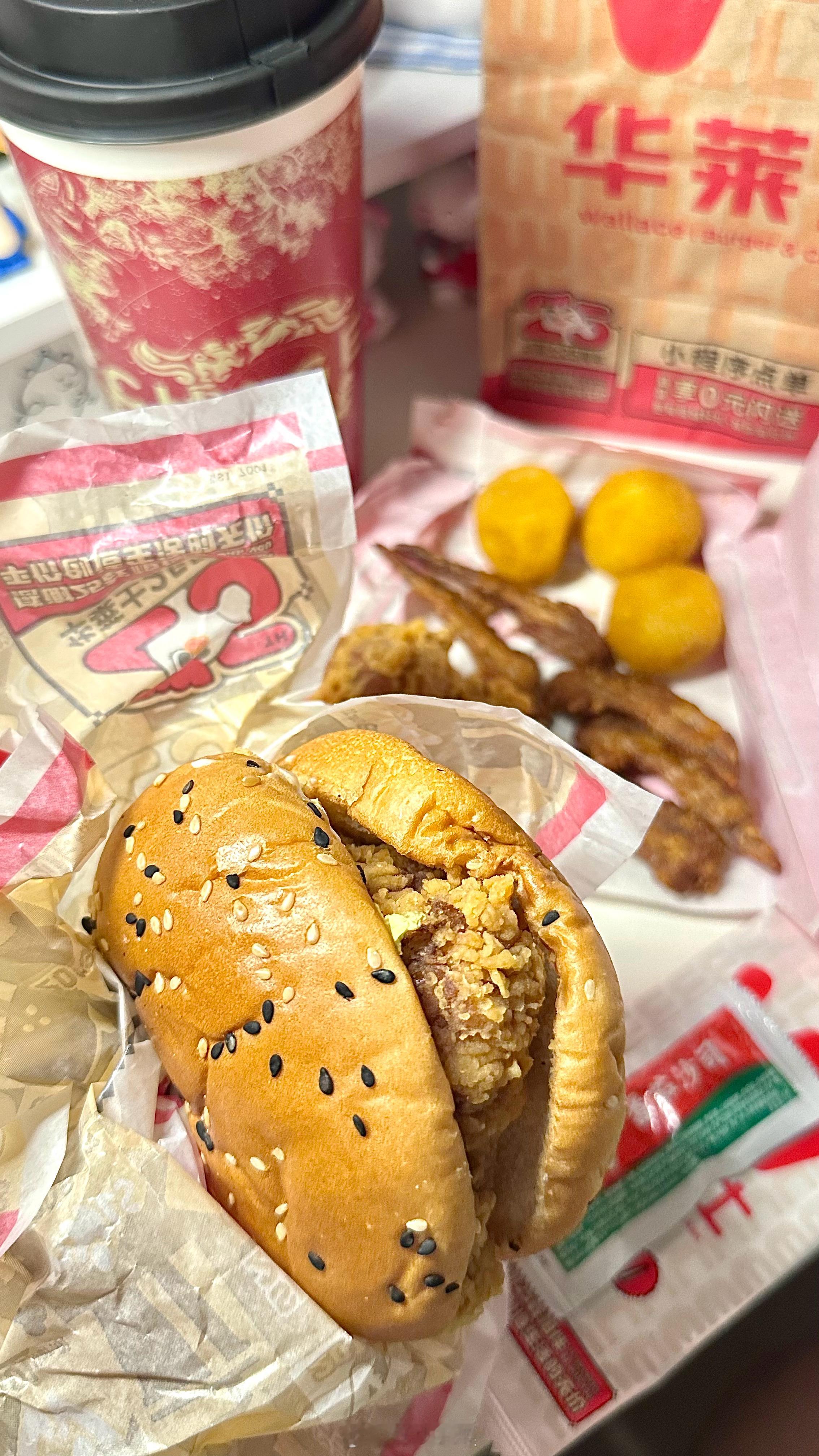 🥢（*¯ч¯*）食来运转!!!超超超拉丝的芝士热狗棒被我吃到了，空气炸锅8分钟