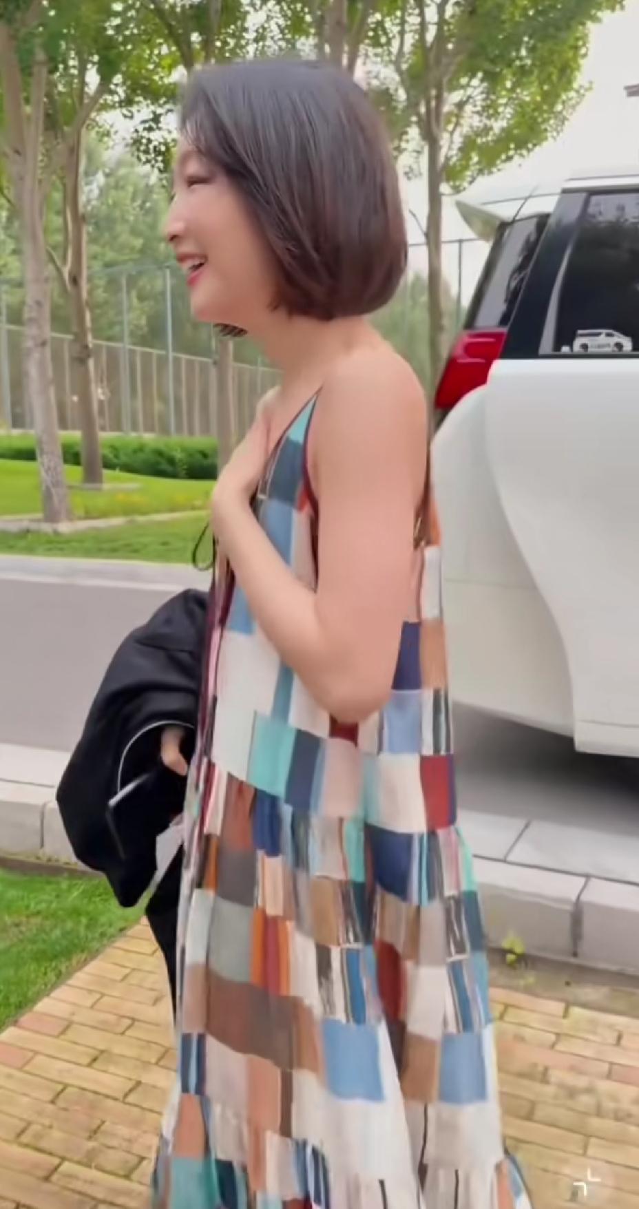 周冬雨本来是长得清纯模样，像邻家小妹，打扮的可可爱爱的也许更好看。
她竟然没有自