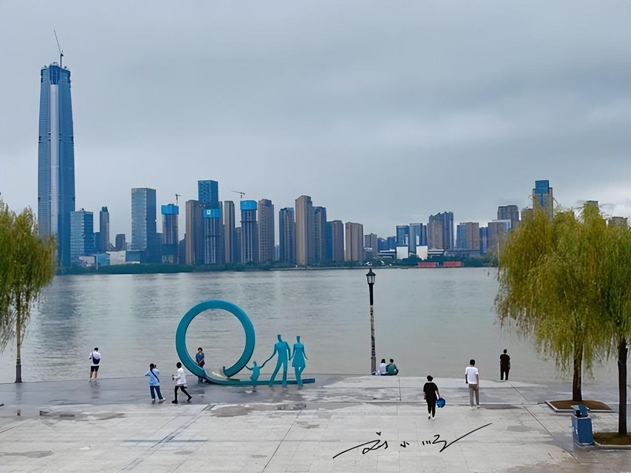 武汉面积并不大，只有北京的一半，为什么常被称作“大武汉”呢？

武汉，位于我国的