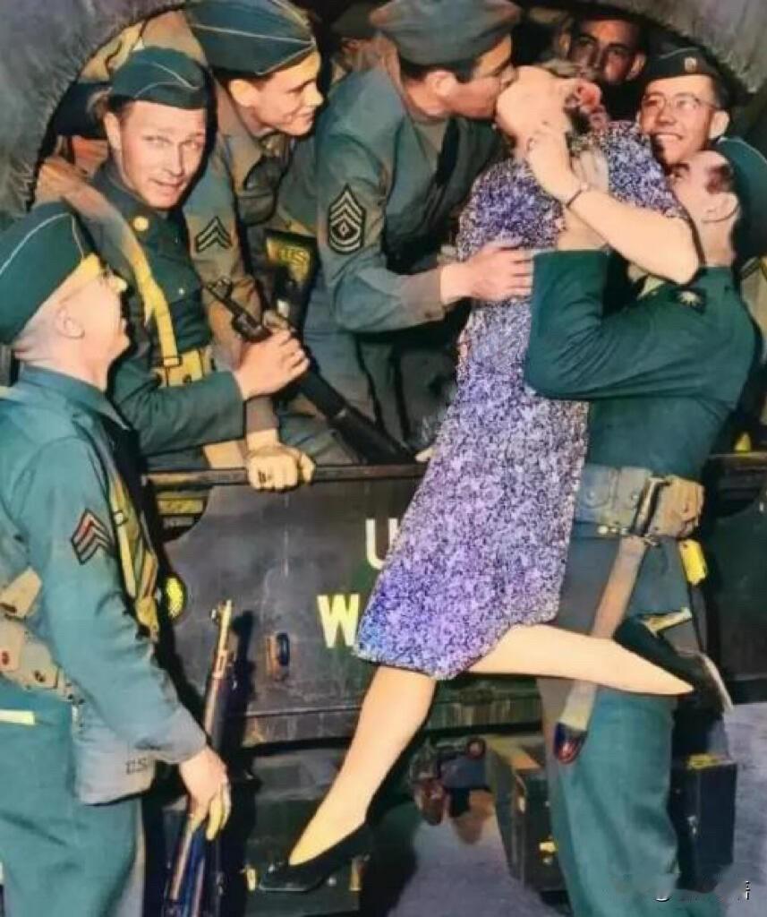 1943年，女影星被美国大兵托起拥吻
谁能想到啊，80多年前的劳军活动这么拼！