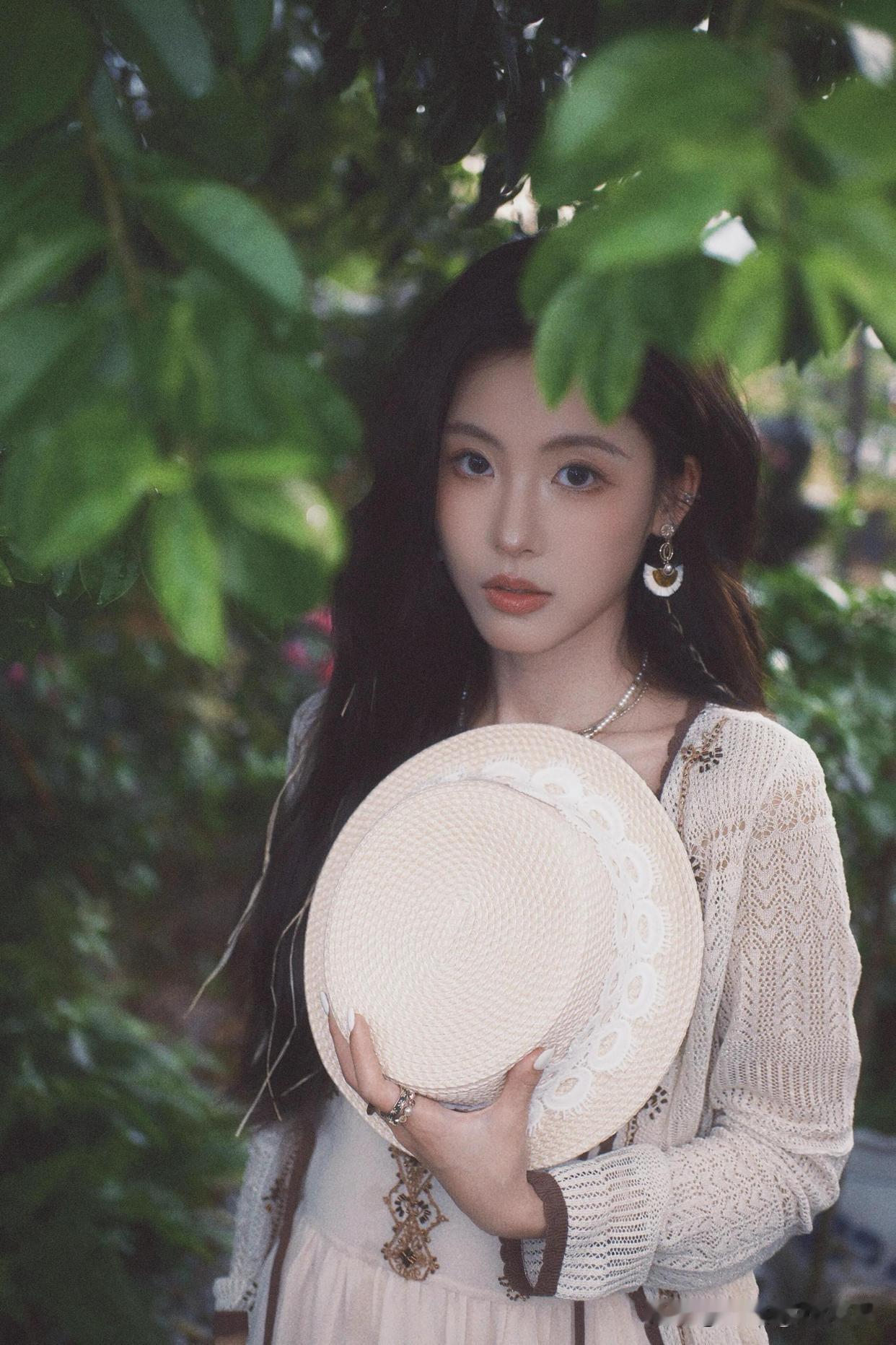 温柔甜美的少女，复古优雅的穿搭，宛如时光倒流。