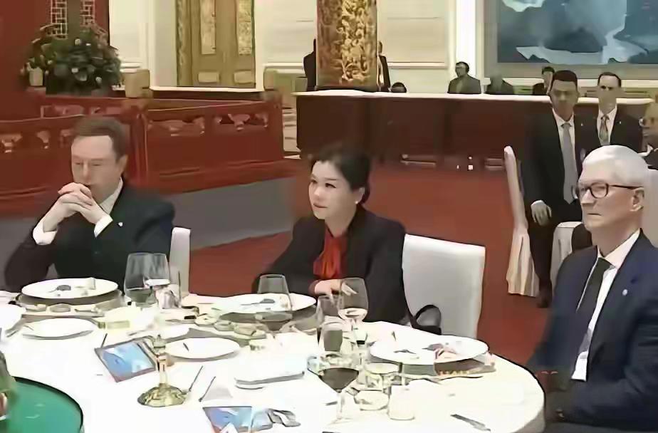 很多人都很好奇
坐在马斯克和库克中间的女人是谁？
她，叫周群飞，1970年出生于