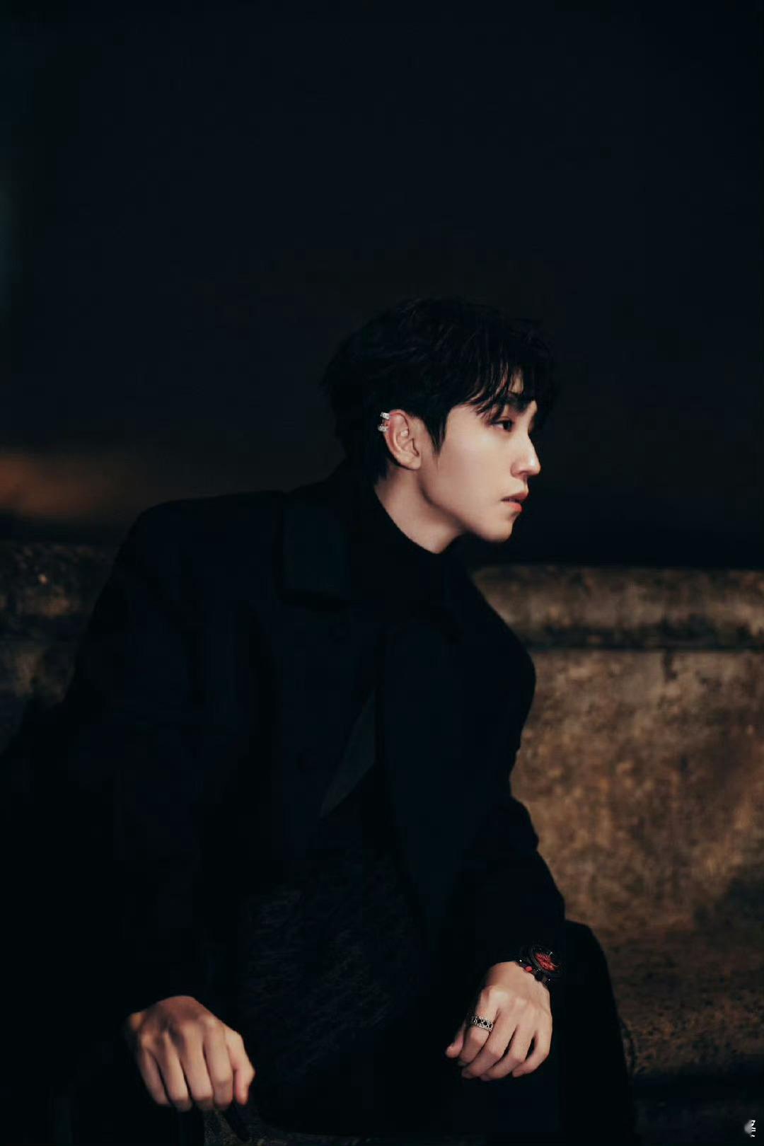 王俊凯巴黎雨夜男主 王俊凯巴黎雨夜高订秀造型绝了!🖤黑色西装+耳骨夹，漫步雨中