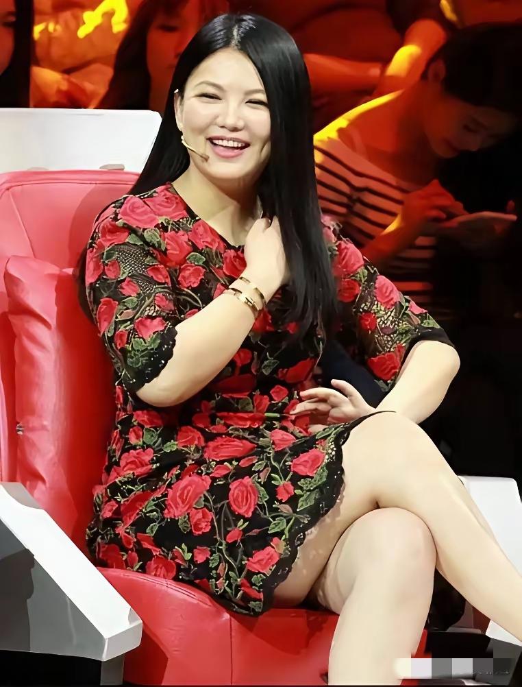 李湘胖了为啥喜欢穿花色的衣服？是因为花色能遮盖赘肉？如果穿素色的话，一节一节的游