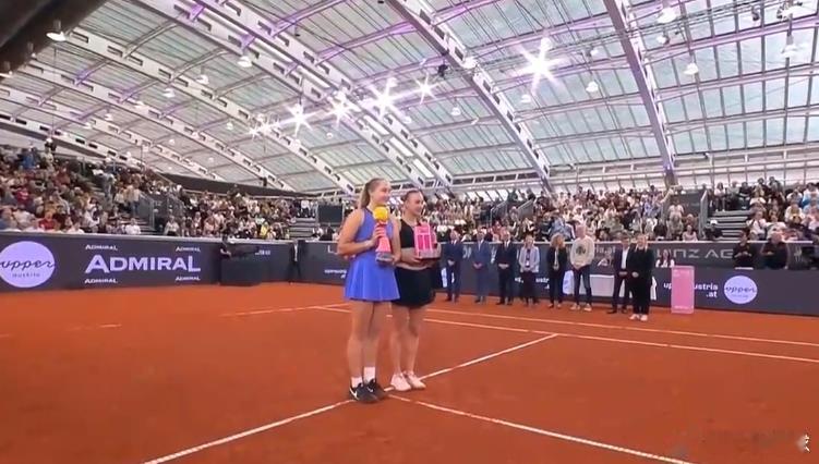 安德烈娃捧杯图。wta安德烈娃赛季第二冠