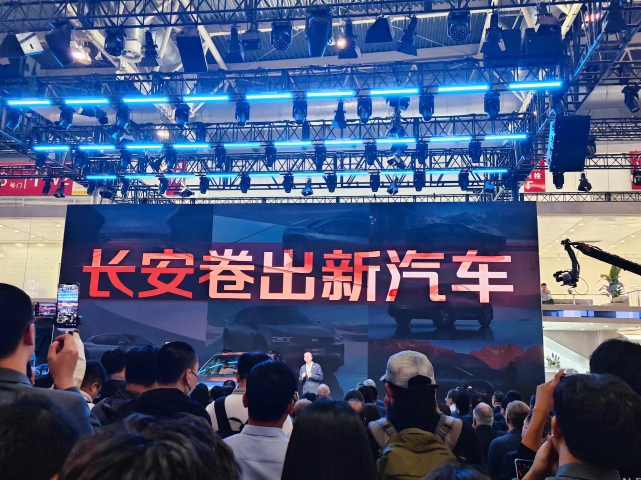 选车大师周鸿祎最近陷入纠结，但长安这些都可以是一辆车。长安启源E07在高阶智驾、