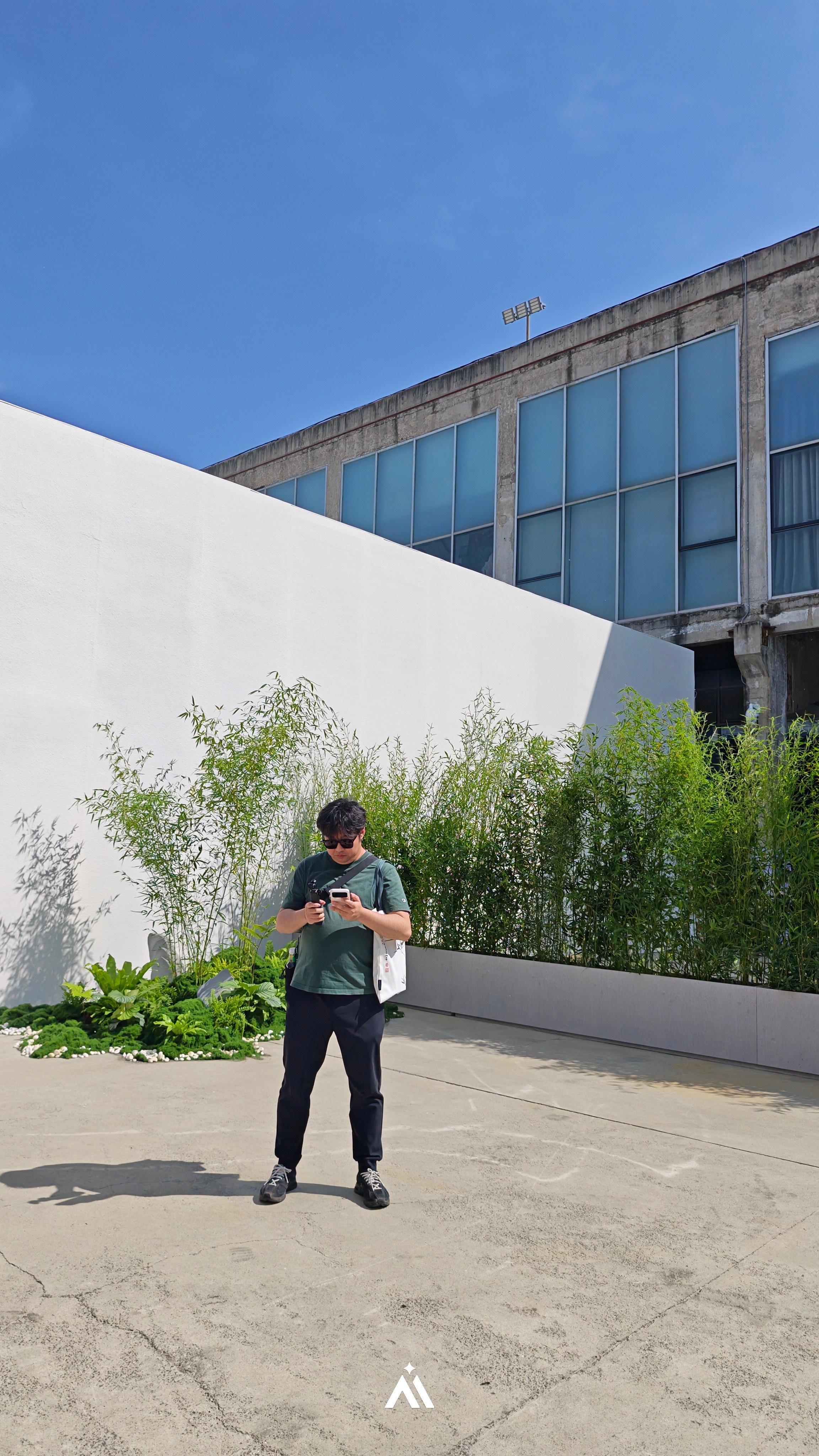 岚图这个场地选的可以，户外舒服啊，北京今天的天气又好的一匹，一会儿看看卖多少钱，