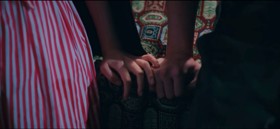 小拇指暧昧不打低端局 聚餐时暮暮和靳朝小拇指悄悄互动，那场面太绝。一个试探，一个