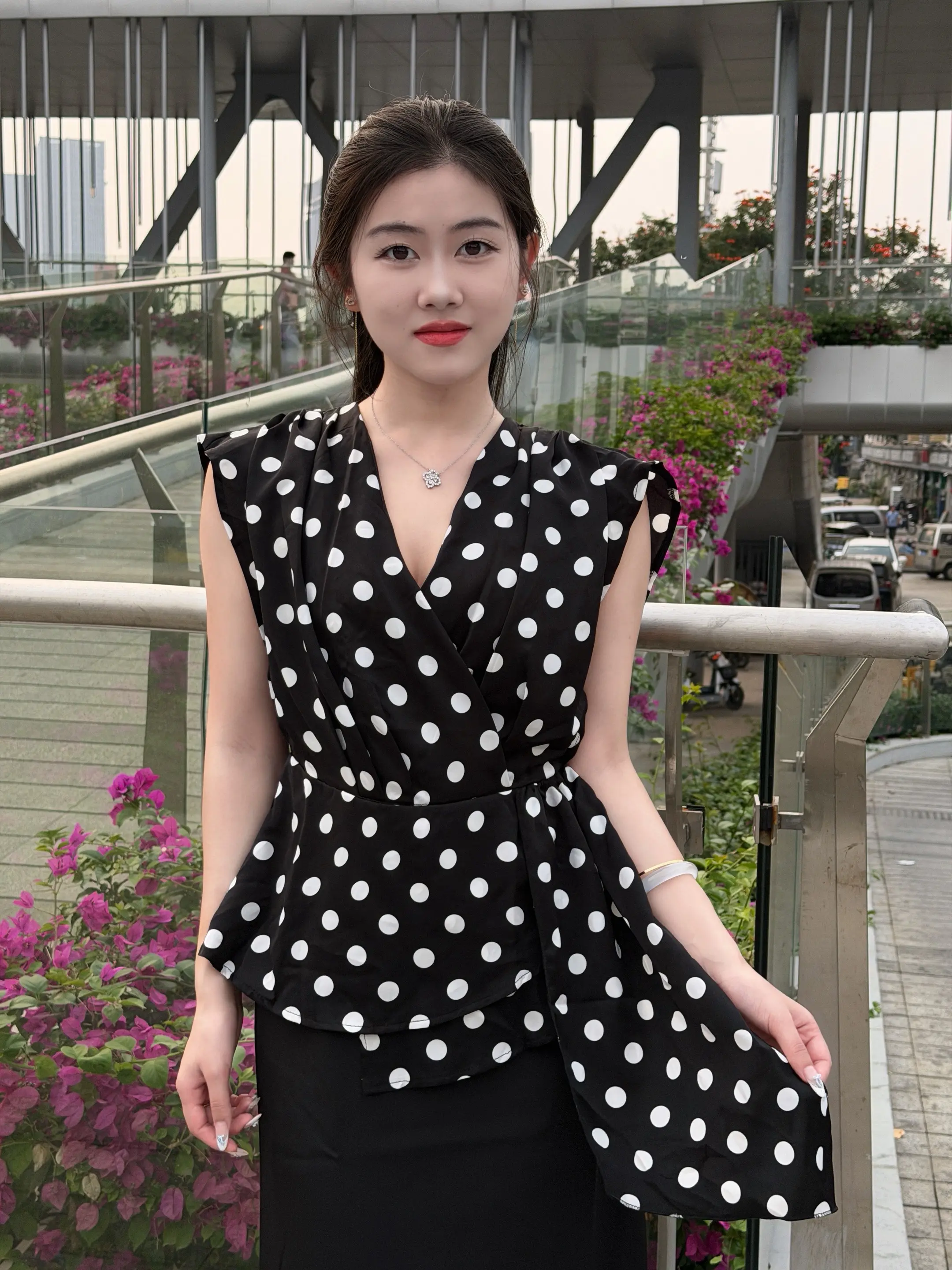 不抱怨生活的苦，也不炫耀拥有的甜，在自己的世界里安静，自在，不受约束...