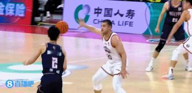 徐杰见西热就脱手失误，被布莱克尼和王子睿各种针对，他的局限性太大

在胡明轩和周