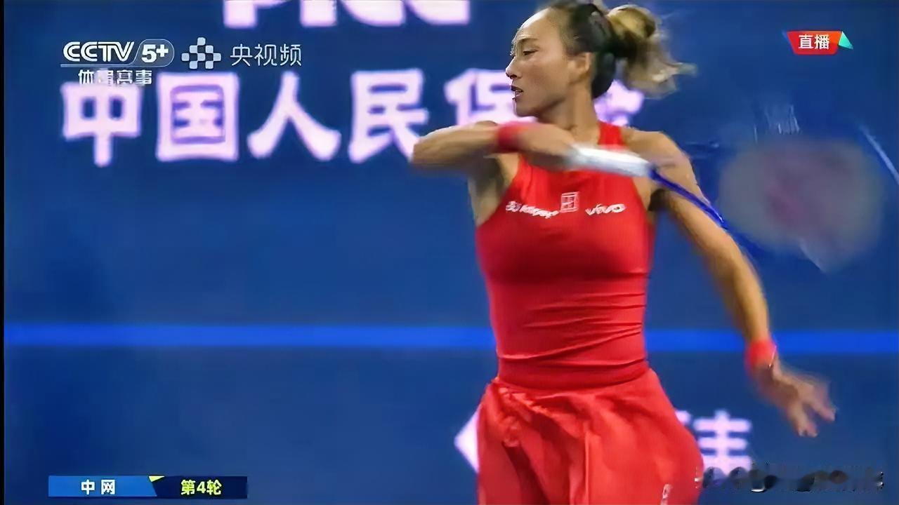 郑钦文连续四场三盘大战还能全部赢下来，原因找到了。

昨晚钻石球场，中网女单第四