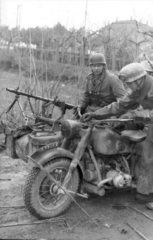 1943-1944年，德国伞兵Fallschirmjäger在意大利驾驶宝马R7...
