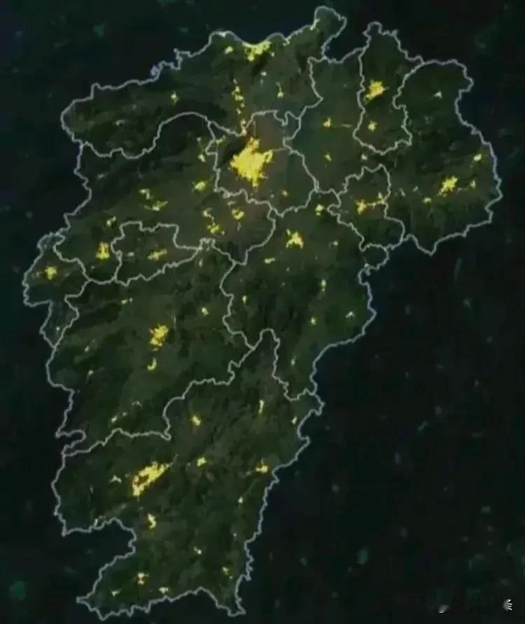 南昌大都市圈5万平方公里全国最大，深圳都市圈1万6、长株潭都市圈1万8，昌九一体