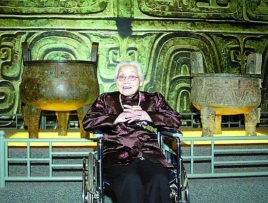 1925年，苏州豪门潘祖年病重。临终前，他支开旁人，只留下20岁的孙媳妇，厚着脸