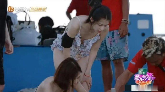 花少5中，赵昭仪穿的泳衣其实挺露的，但竟然不会走光 ​​​