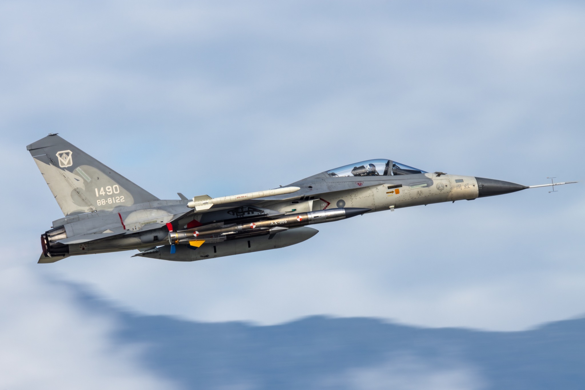 🔻报道称台湾今天进行雄风3空射版反舰导弹首次实弹飞行试射。🔻原版陆基雄风3导