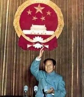 说起这两个习惯，其实背后藏着很深的人生轨迹。硬板床这事儿，说起来是他年轻时在湖南