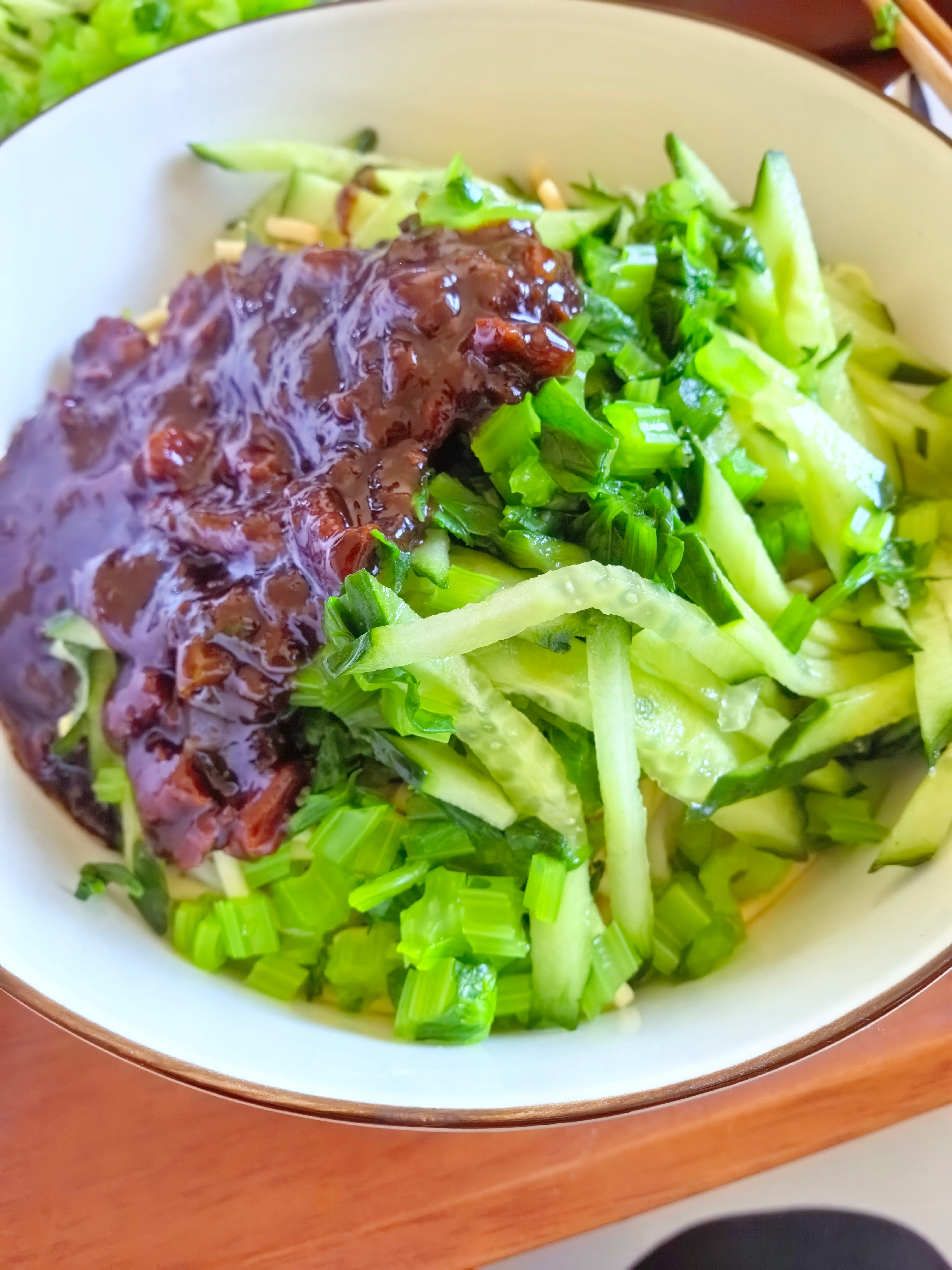 今日份午餐还是炸酱面哈，我的面呢，被配料掩盖住了