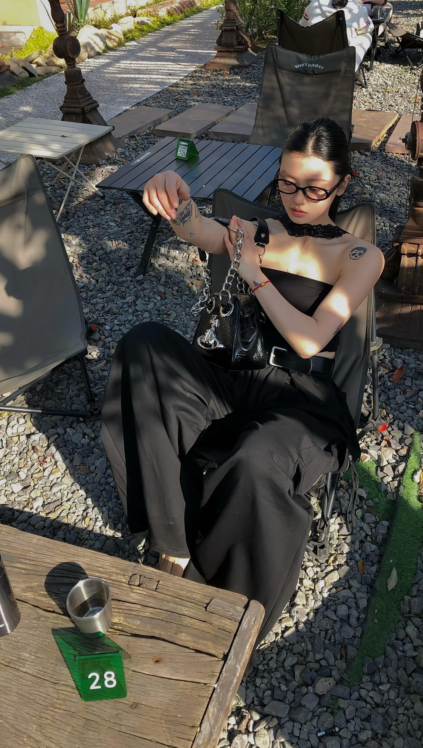 女人一身黑 到哪都OK