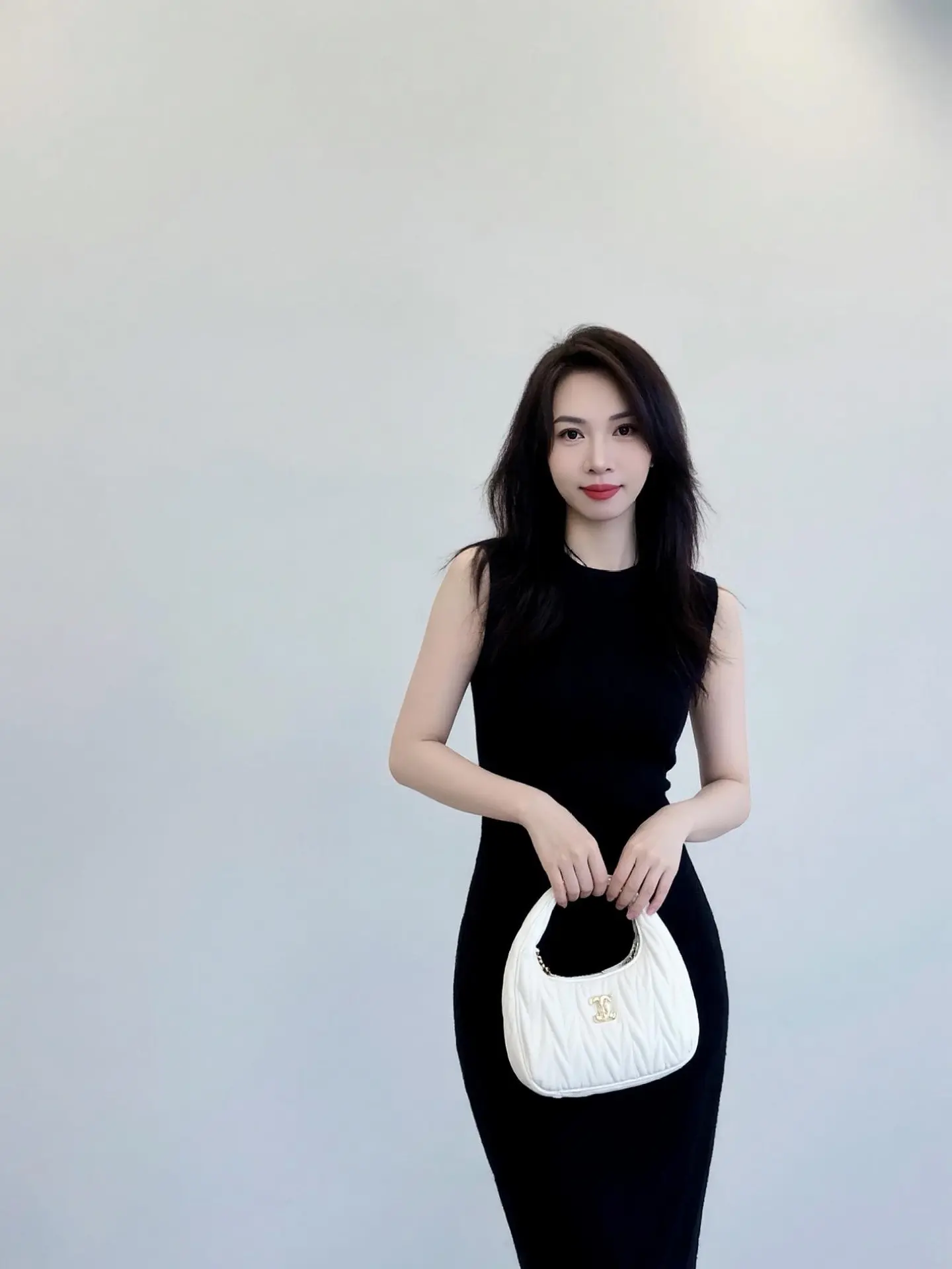 气质连衣裙穿搭 小黑裙 怎么将小黑裙穿出氛围感 气质修身女人味连衣裙 黑色连衣裙