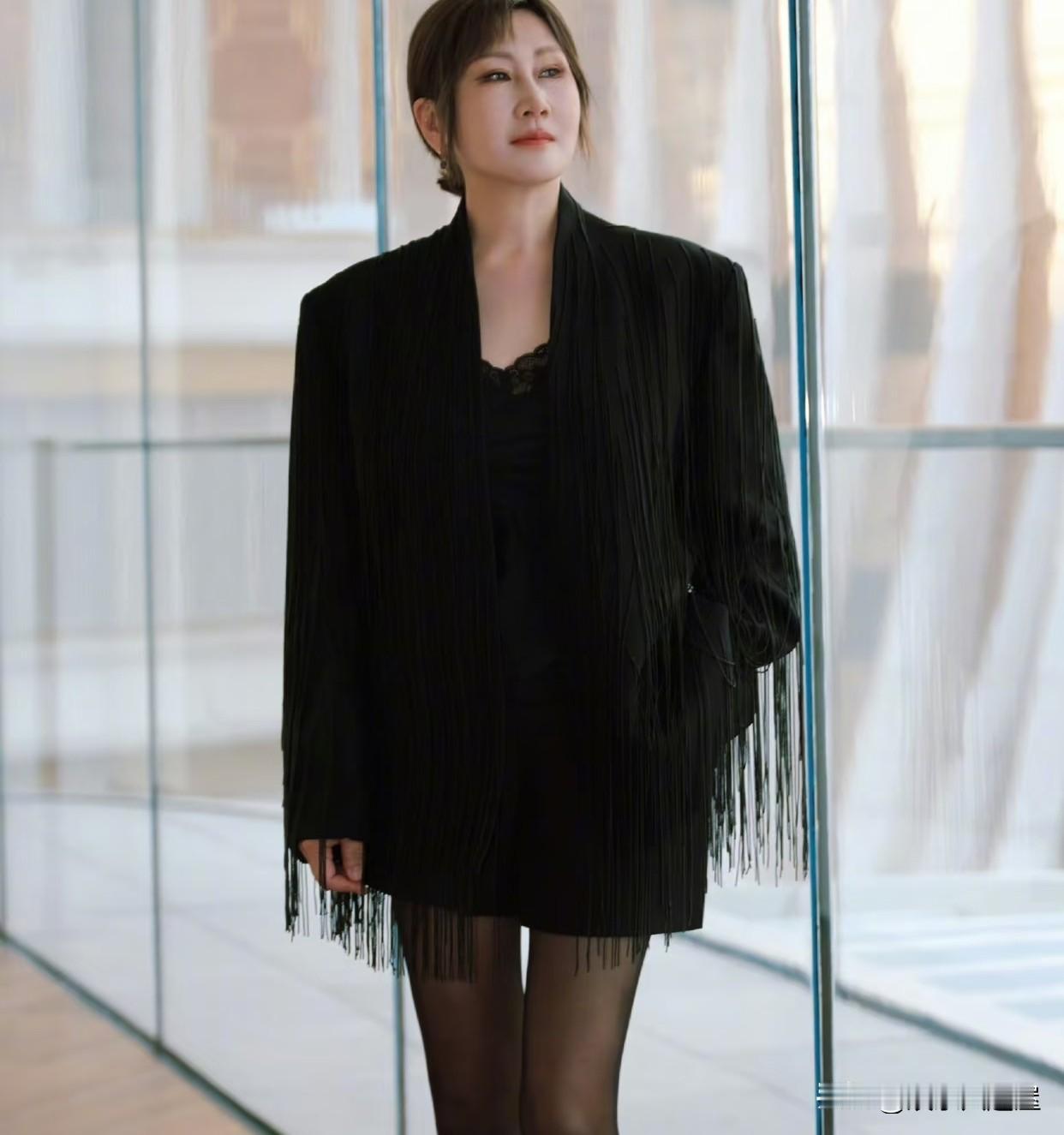 现在全网最堵心的，
就是张凯丽了，
已经63岁了，虽然演技好，但是在大型场合，因