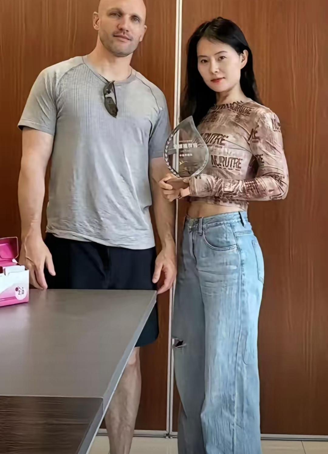 总盯着跨国滤镜幻想美好姻缘，到头来只会被现实狠狠打脸，网红小易的经历就是最好的警