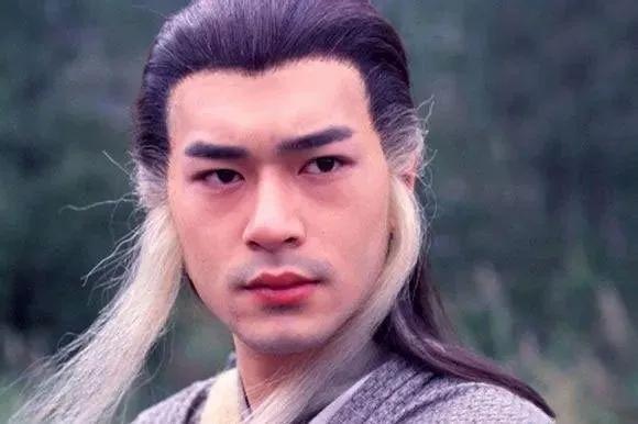 金庸笔下三大未解之谜：

1、梅超风练“九阴白骨爪”指甲那么长，她上完厕所是怎么