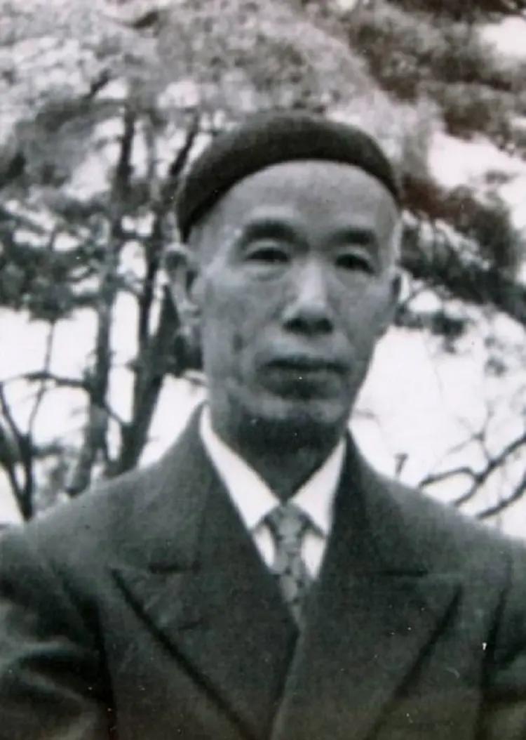 张定璜（1895—1986），别名张凤举，江西南昌人。
1910年张定璜15嵗[