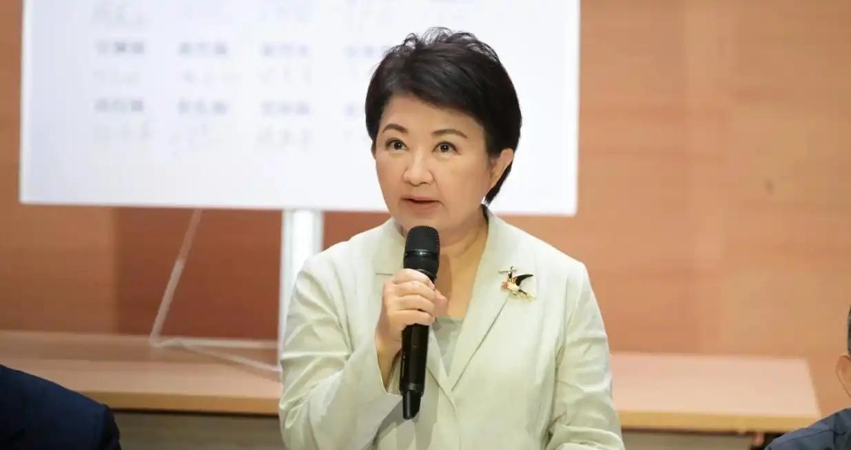 国民党籍台中市长卢秀燕于11月14日，竟然为被大陆警方立案通缉的“台独”打手“八