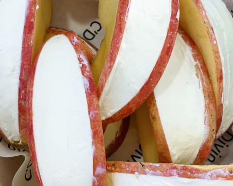 苹果酸奶夹 嚯嚯完糖葫芦又来嚯嚯苹果，今年是干噎酸奶元年吗[笑cry] ​​​