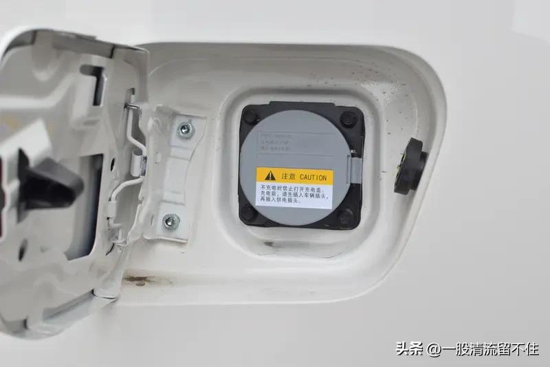 先说说两者相通的地方，毕竟同属奥迪家族，基础设计思路比较一致。首先，油箱盖的位置