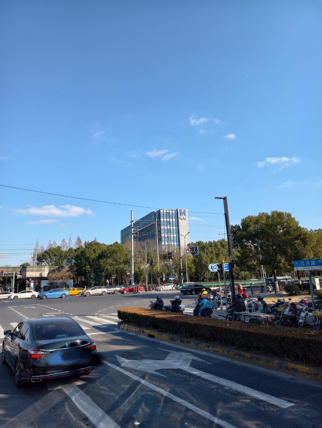 习惯了每天给自己压的紧紧凑凑难得享受下公交车的慢看着窗外倒退的风景脑子里空空的阳