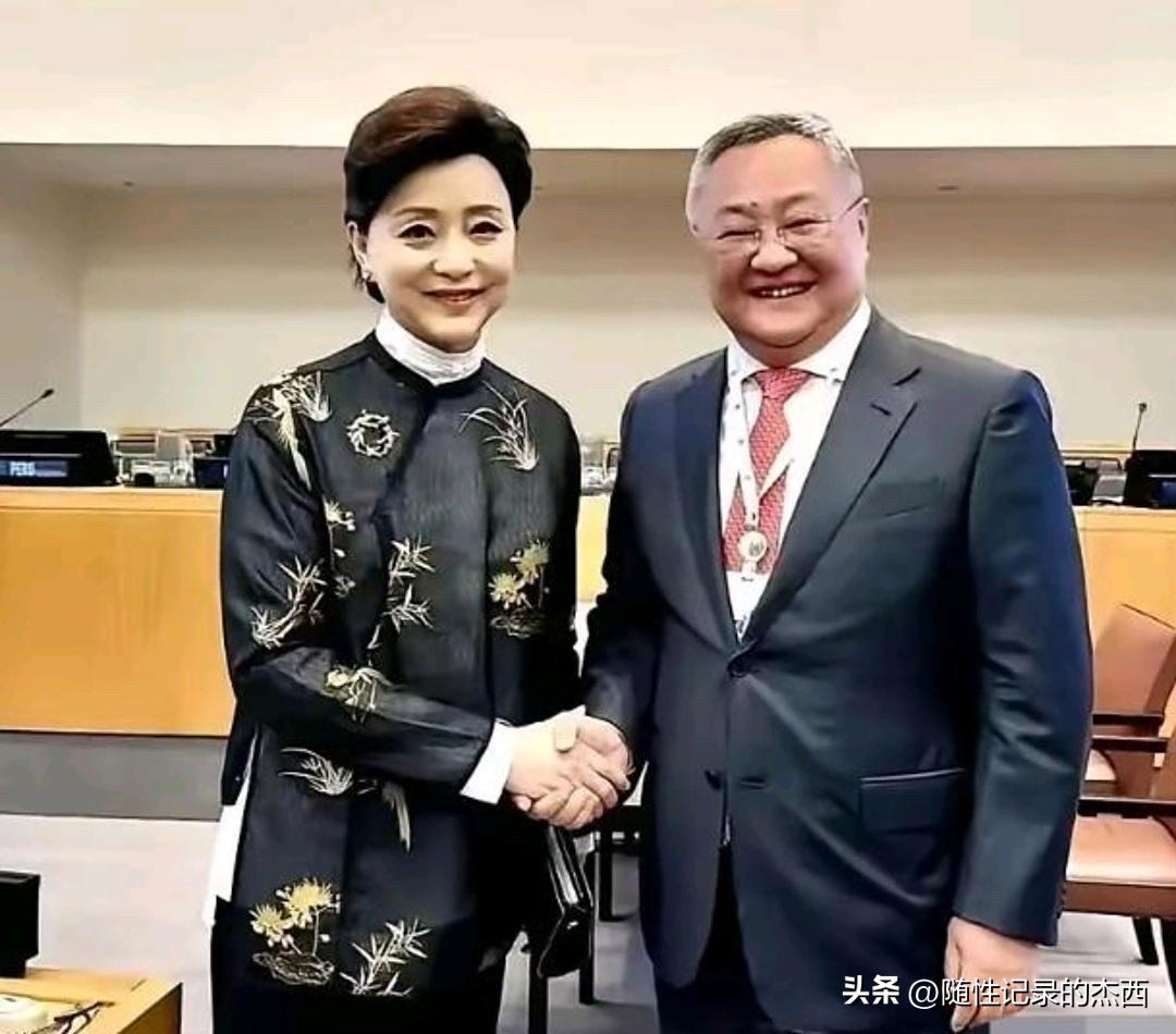 以前荧幕中看到的女神是多么的年轻漂亮，现在老了看起来就像普通的大妈，没有那种温婉