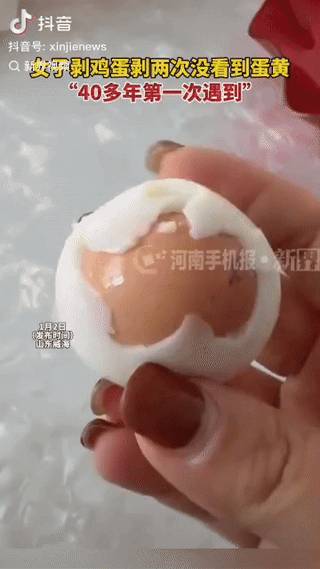 神奇！女子早上剥煮鸡蛋，先剥开蛋壳与蛋清，以为再里就是蛋黄了，谁知竟又出现了一层