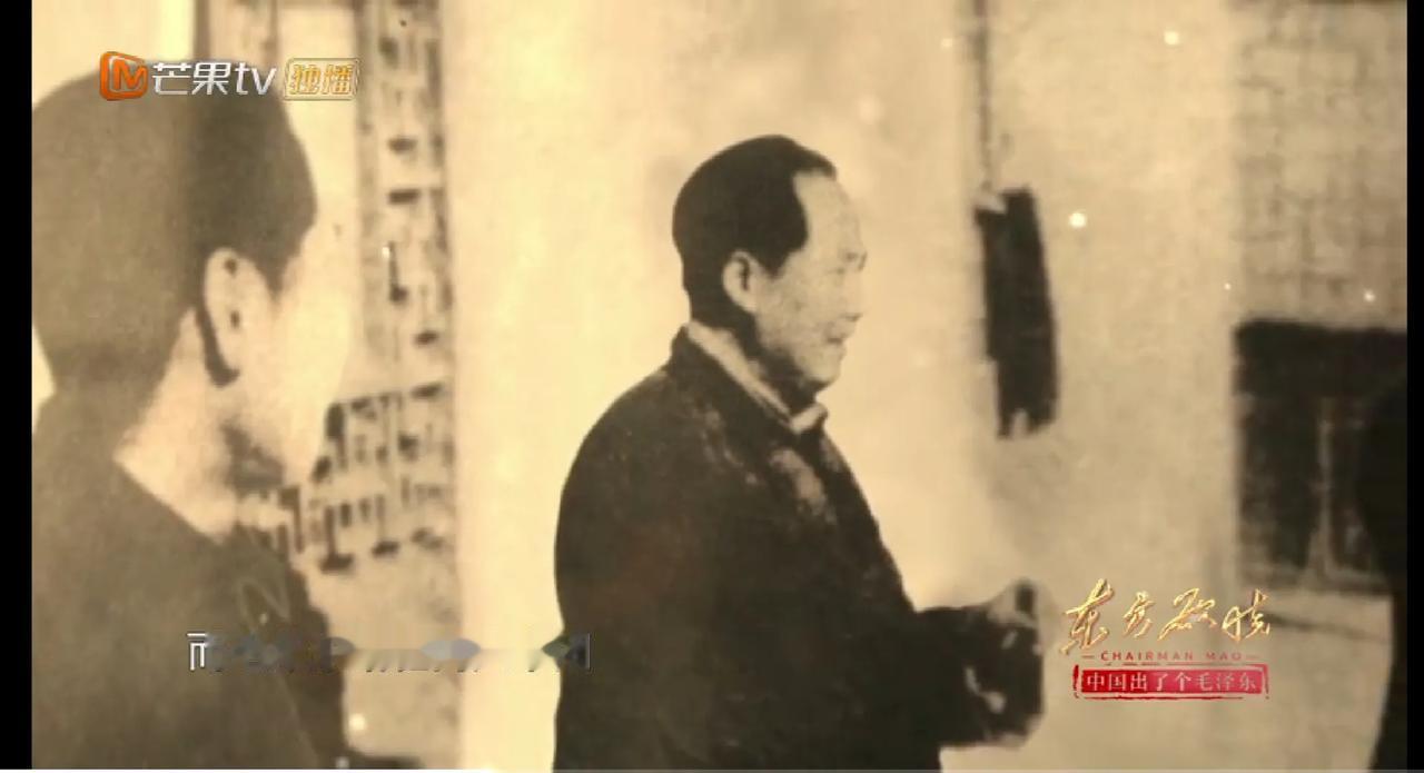 这是毛泽东在延安时拍的一张照片。
当时胡宗南25万大兵压向延安，誓有一举捣毁共产