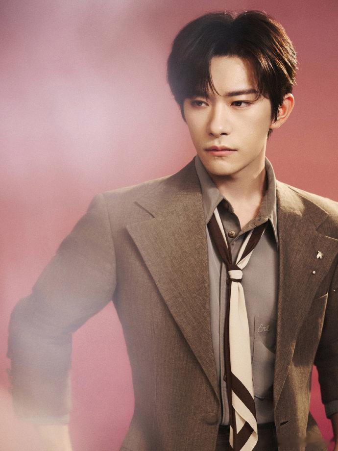 易烊千玺英伦风西装易烊千玺帅得轻轻松松易烊千玺这造型放在内娱也是相当能打，复古棕