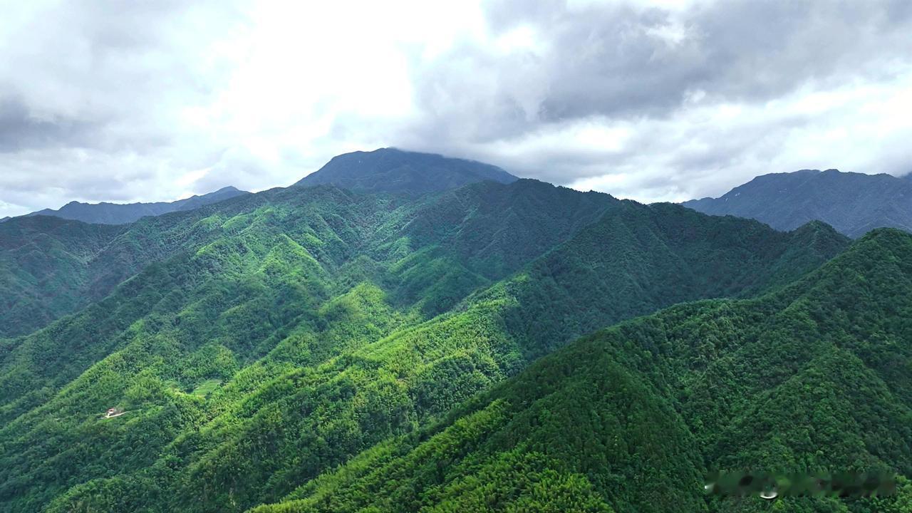 这是东安县城南边的一座小山，它虽没有名山大川的雄伟壮丽，却有着自己独特的韵味。山