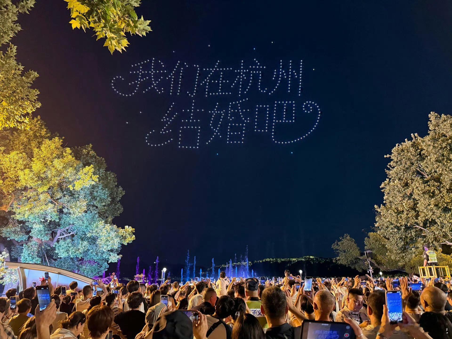 杭州人又在花样过七夕了七夕杭州开启浪漫模式被杭州的七夕浪漫狠狠拿捏！西子廊桥大屏