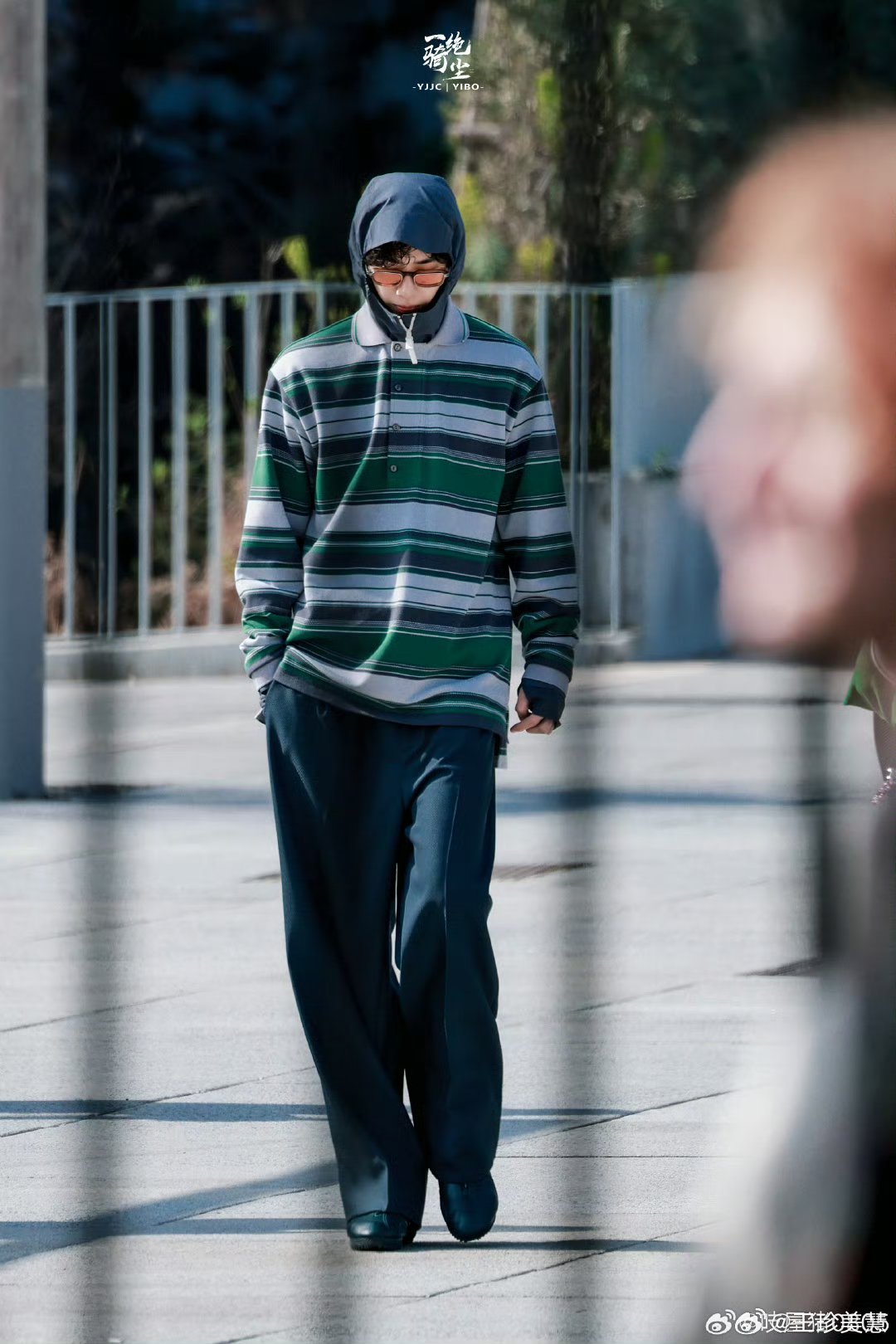 王一博看完你的看你的这是假两件还是外面套的T啊风格太帅了