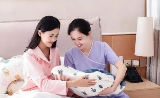 三孩催生无果后，国家向住房“出手”了，年轻人常念叨“生不起”，房子、教育、医疗像