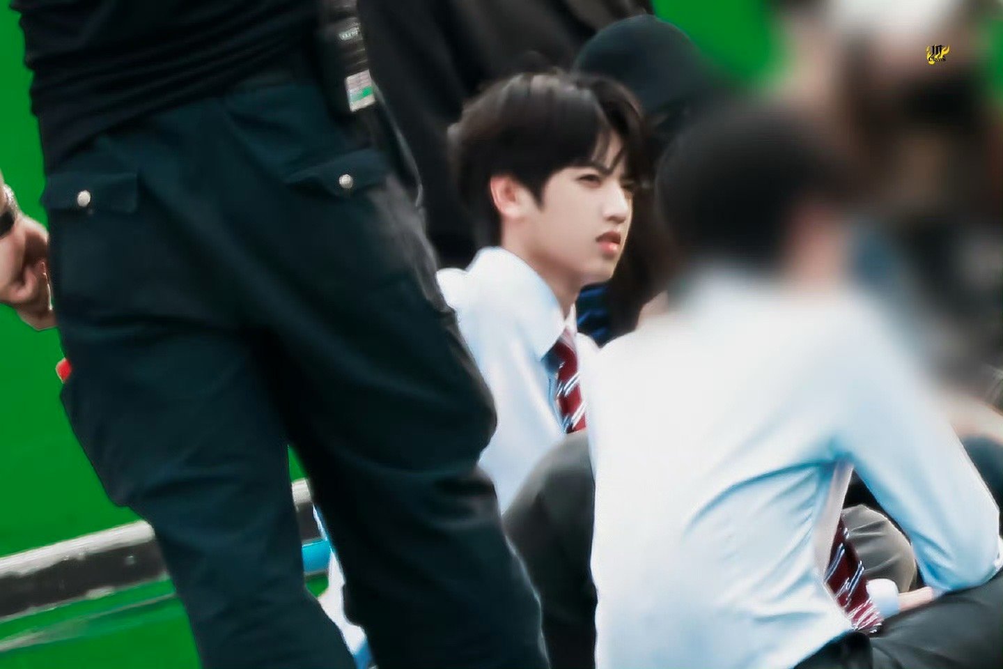 张桂源《我们的少年时代2》校服路透，白衬衫+红条纹领带，少年感直接拉满，像极了高