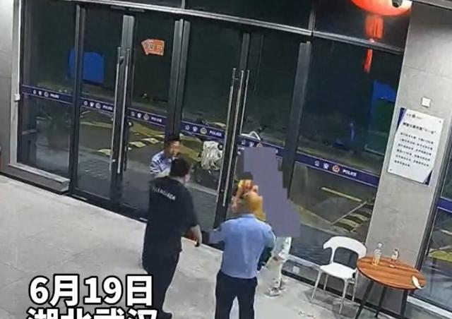 武汉一单亲妈妈暴雨夜送外卖，3岁儿子被雷声惊醒后独自出门找妈妈走失，小区保安发现