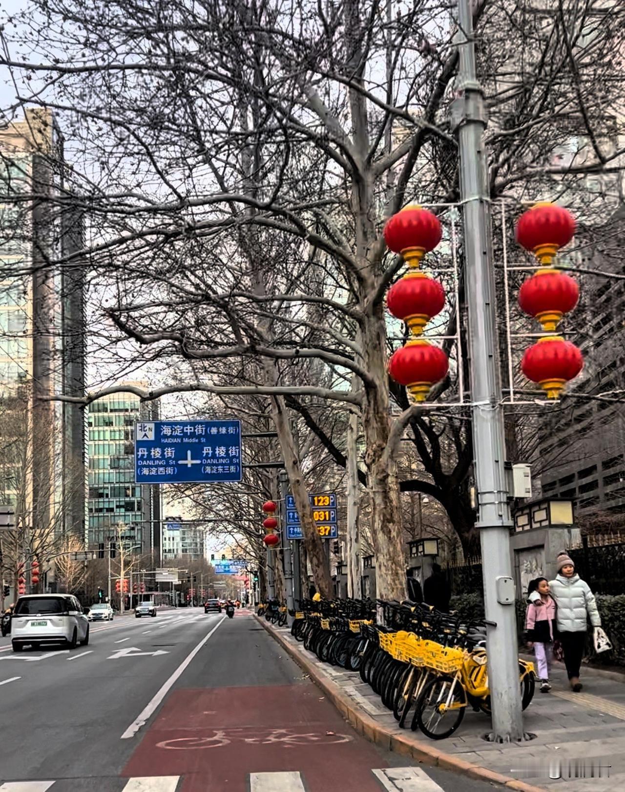 2月1号.年味越来越近了，北京海淀区中关村，街道上挂起了红灯笼，图为海淀中街街景