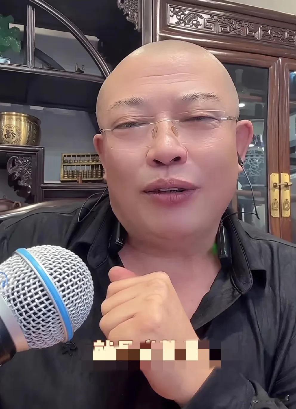 驴爸提议将二驴、驴姐全家人齐聚东北大院过年。

            驴爸想着