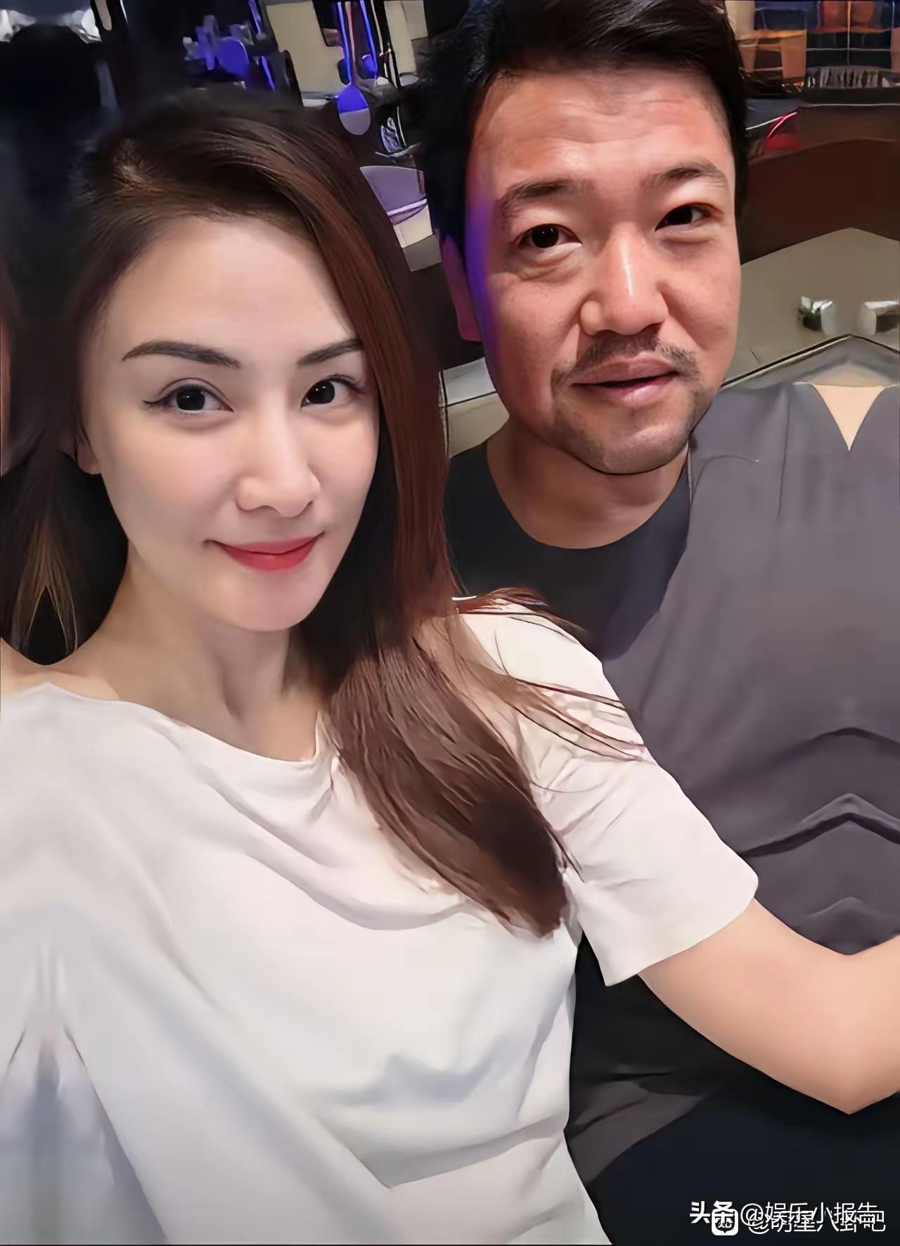 贾冰和他漂亮老婆胡凡凡的组合，总让人忍不住探究原因。贾冰长相平平，可他的魅力远不