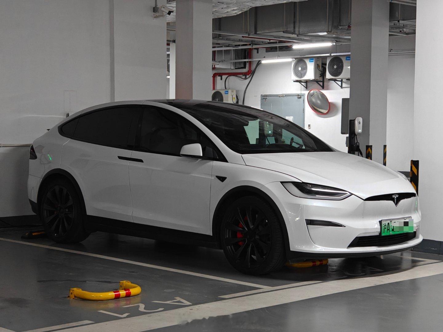 今天开 Tesla Model X Plaid。终于是沪 A 牌照了。 ​​​