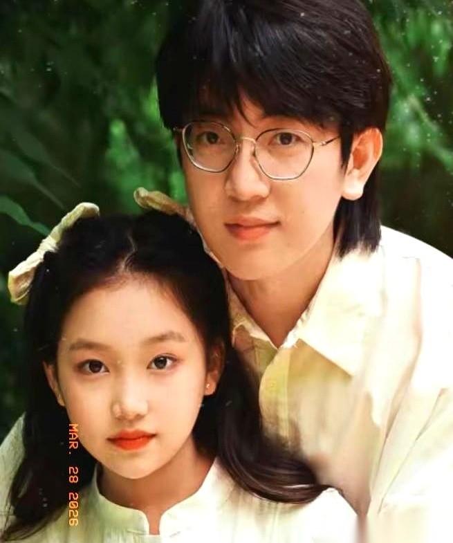 上海一个男人，掏空家底花了25万，就为了治好他领养的12岁盲童女孩的眼睛。
可女